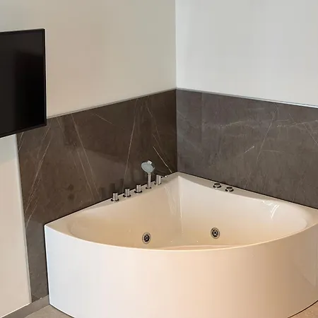 Luxury Jacuzzi - Rhome